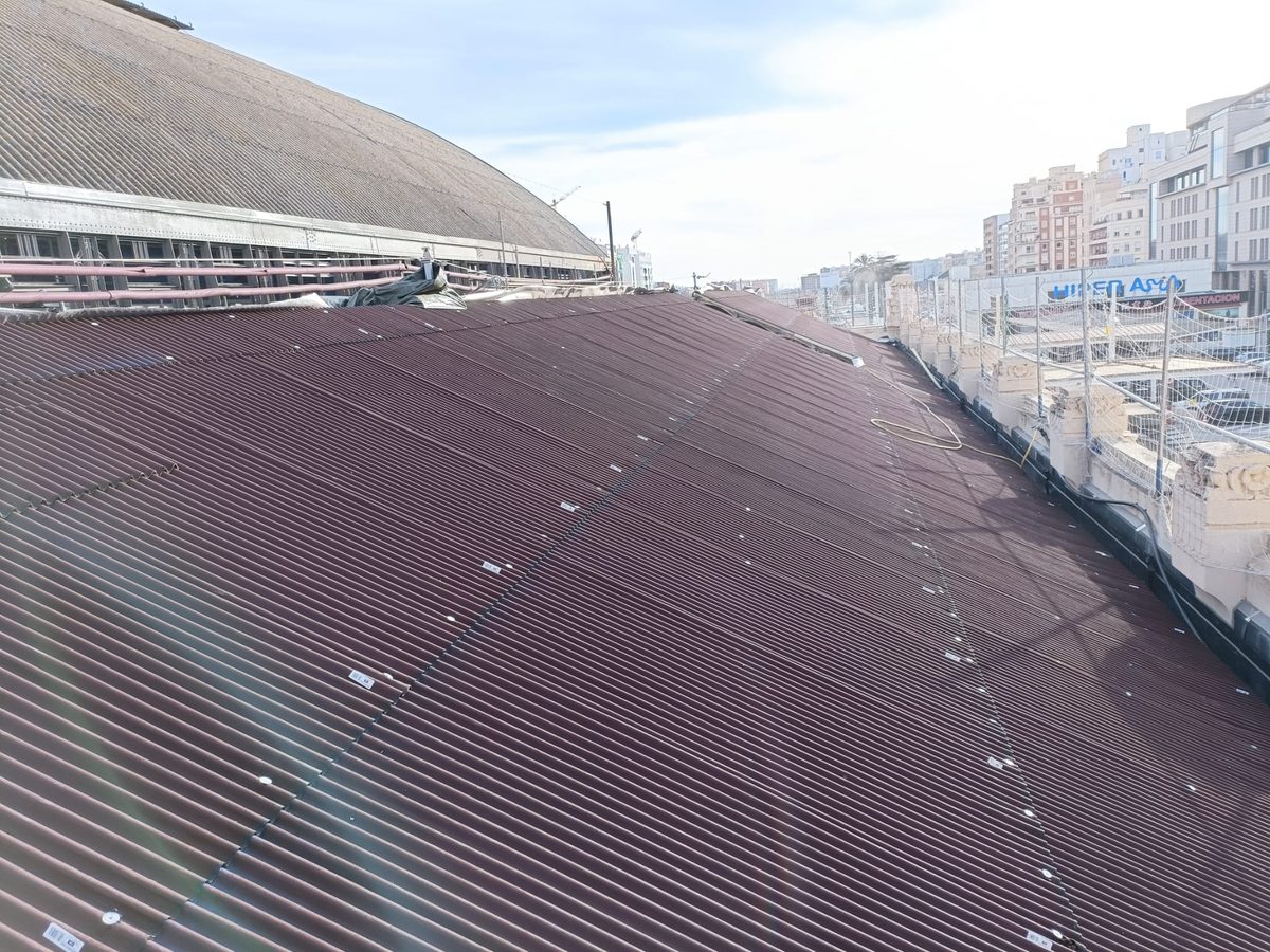Placas impermeables Onduline Bajo Teja BT50 DRS instaladas sobre el aislamiento PIR de la cubierta