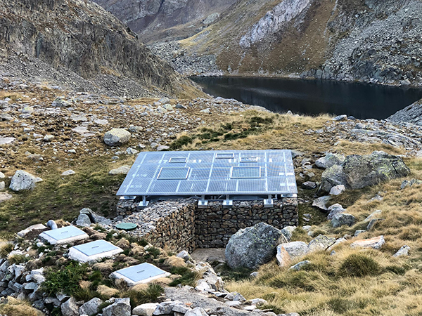 Instalación terminada con el Estany de Botornés al fondo