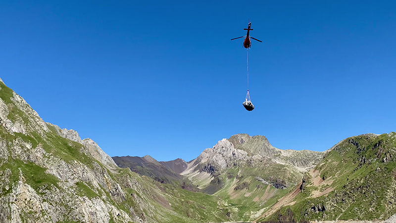 Transporte por helicóptero de los equipos hasta el refugio