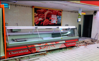 Vitrina expositora antigua para productos refrigerados en supermercado