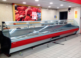 Vitrina expositora de nueva instalación para productos refrigerados en supermercado