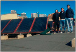 Alumnos ciclo superior de eficiencia energética y energía solar térmica junto a una instalación solar