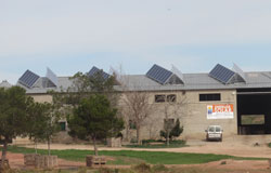 Paneles solares fotovoltaicos en granja