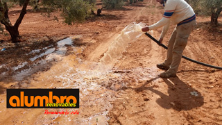 Bomba de agua extrayendo agua del pozo