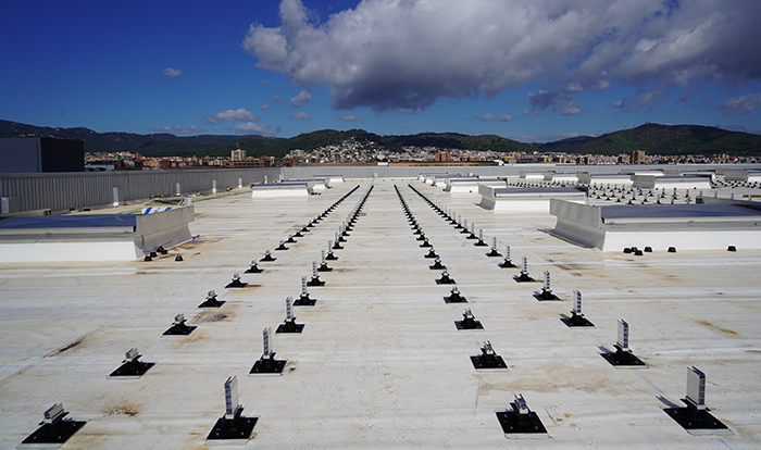 Cubierta impermeabilizada con instalación de fijaciones de paneles solares soprasolar 